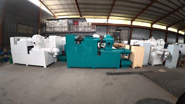 Double stage vacuum plodder machine extruding high density soap bars