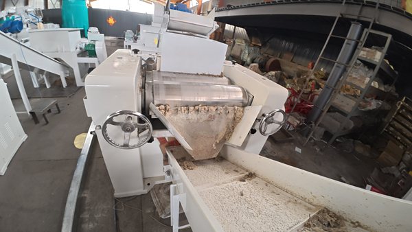 Soap triple roller mill processing soap noodles, three roll grinding machine for soap production line
