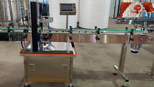 Automatic screw capping machine with touch screen control, stainless steel conveyor for tightening plastic bottle caps