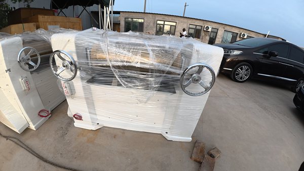 Triple roll mill for soap production, refining machine to make soap material smooth and fine texture