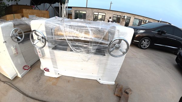Manual handwheel control triple roller mill to homogenize soap raw materials