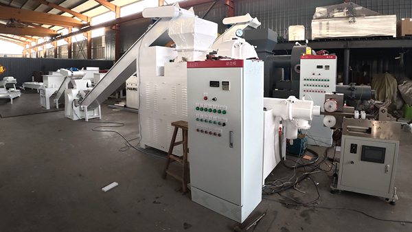 Automatic soap extruding machine with feeding conveyor for bar soap forming process