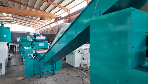 M&aacute;quina refinadora de jab&oacute;n, transportador elevador para l&iacute;nea de producci&oacute;n jabonera
